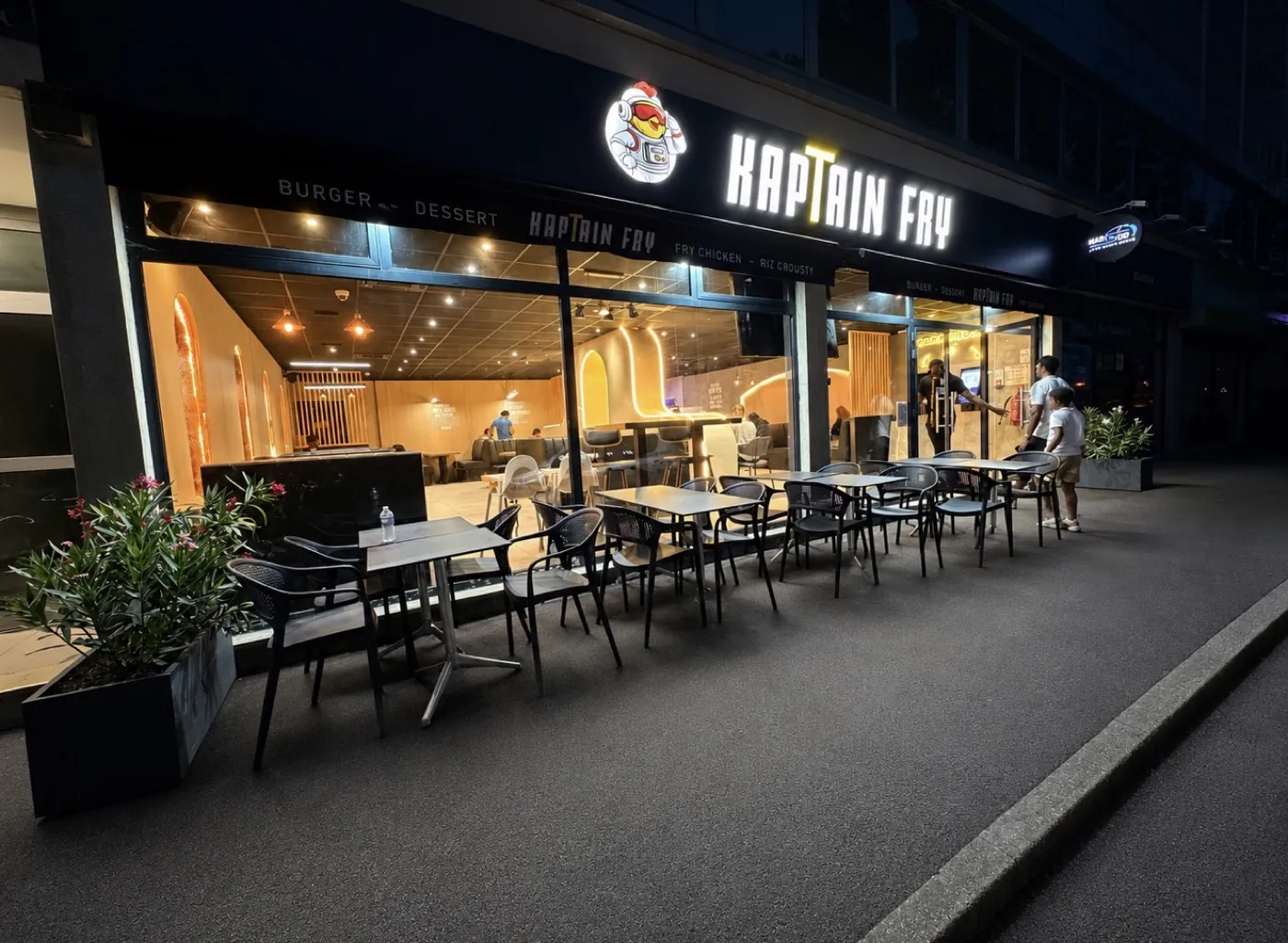 Façade et terrasse de Kaptain Fry à Évry